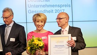 Dr. Anne-Katrin Krempien und Dietmar Welslau nehmen den Sonderpreis „BGF-Innovativ“ entgegen.