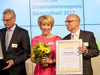 Dr. Anne-Katrin Krempien und Dietmar Welslau nehmen den Sonderpreis „BGF-Innovativ“ entgegen.