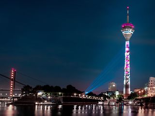 Der Rheinturm in Düsseldorf bei Nacht