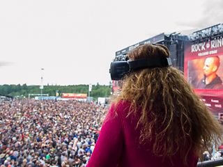 Eine Frau bei Rock am Ring trägt eine VR-Brille