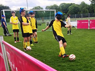Die Nachwuchskicker vom FC Adler Meindorf nehmen an einer Blindenfußballeinheit teil.