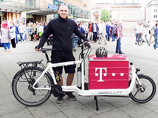 Servicetechniker Matthias Wehrstedt mit Lastenrad