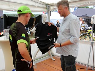 Roth Triathlon: Presentation of a sports shirt that measures heart rate.