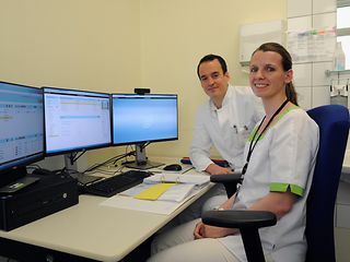 Dresdner Herzzentrum: Telenurse Cathleen Dufke an ihrem Arbeitsplatz mit Arzt Dr. Jan Svitil
