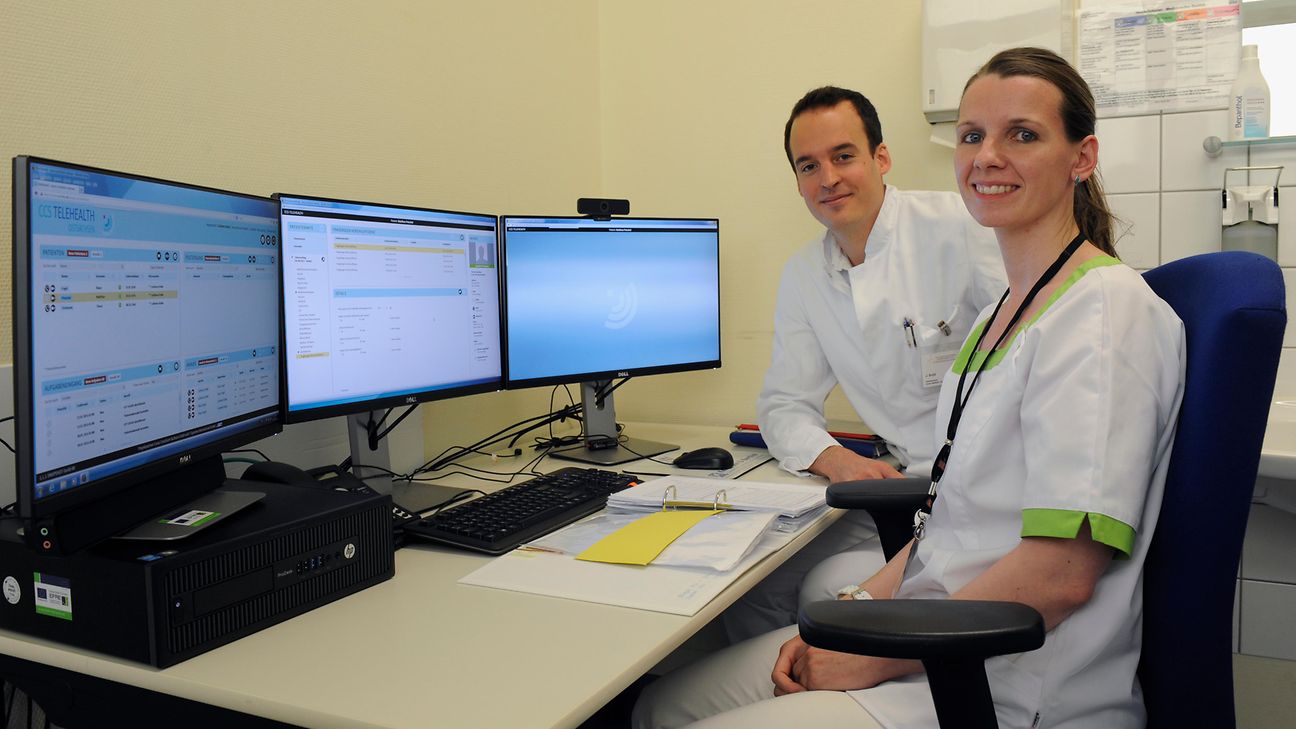 Dresden cardiac center: Telenurse Cathleen Dufke at her workplace with doctor Dr. Jan Svitil