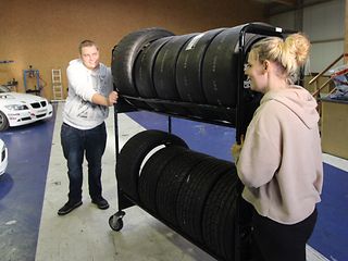 Rennstall-Techniker Duane Vetkenhauer schiebt mit seiner Kollegin einen Satz wertvoller Reifen ins Lager.