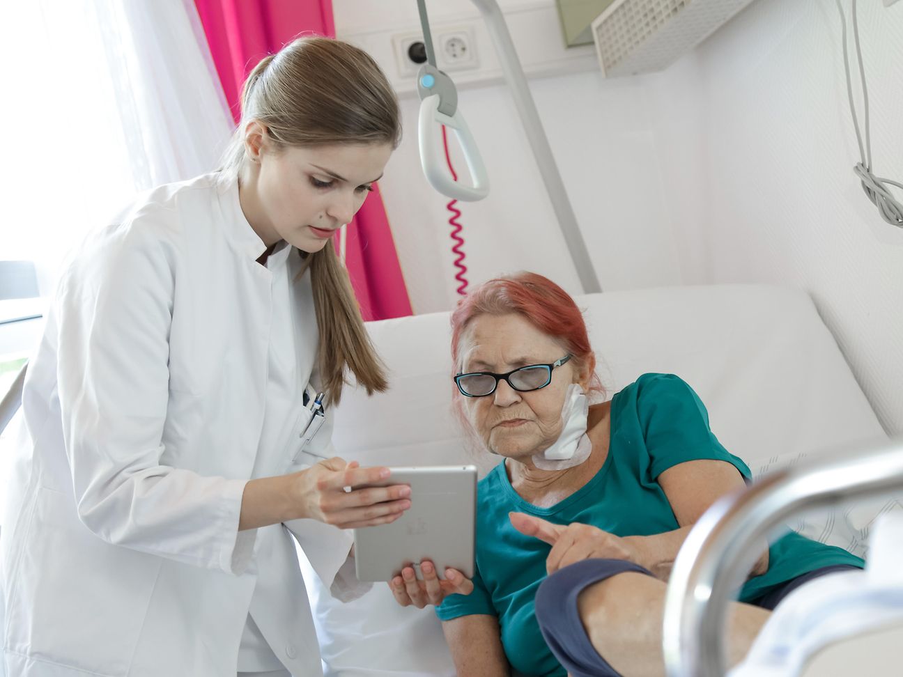 Symbolfoto: Ärztin im Gespräch mit Patientin