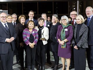 Christiana Figueres behält einen Koffer in Bonn.