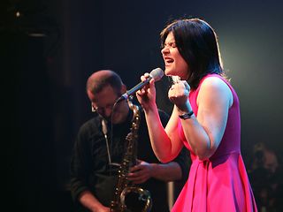 In her Telekom Forum concert that kicked off the 2017 Jazzfest, Jasmin Tabatabai cast a powerful spell over her audience.
