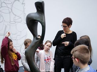 Es fand ein reger Austausch zwischen Kindern und Künstlerin an den Skulpturen statt. 