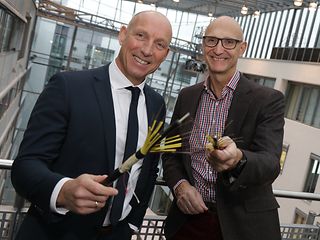 Gemeinsam für mehr Glasfaser: EWE-Vorstand Michael Heidkamp (links) und Telekom-Chef Tim Höttges.
