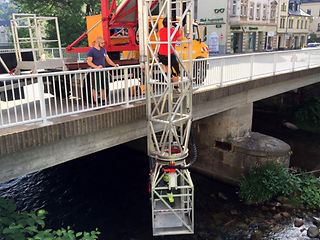 Leerrohre unter einer Brücke werden repariert.