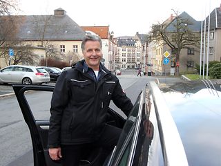 Matthias Patzsch betreut viele Gemeinden im Erzgebirge. Den Fahrersitz im Auto tauscht er oft mit seinem Arbeitsplatz im Büro.