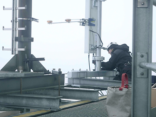 Building up a 5G antenna on the Hamburg TV tower at 185 meters altitude.