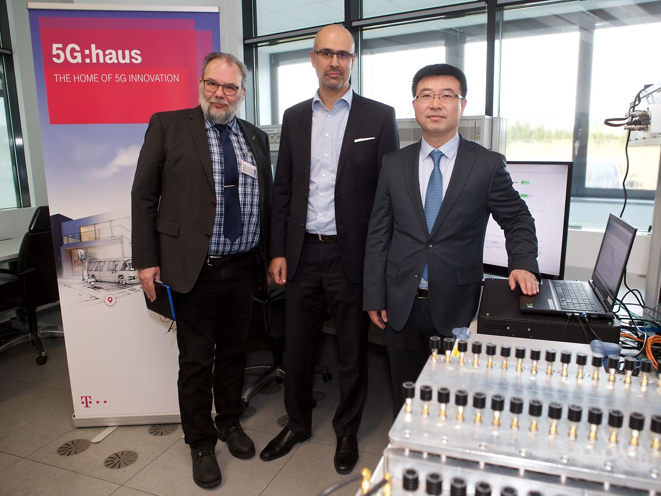 Vertreter von Telekom, Huawei und Intel führten die 5G NR Interoperabilität im 5G:haus-Testlabor der Telekom vor