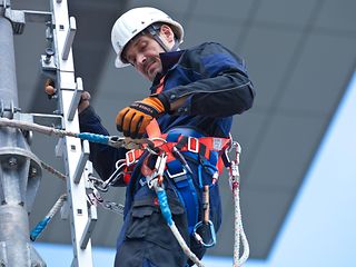 Ein Techniker bei der Arbeit am Fernmeldeturm.