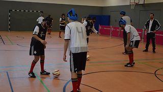  Die Teilnehmer der Neuen Sporterfahrung wagten sich beim Blindenfußball auf unbekanntes Terrain.