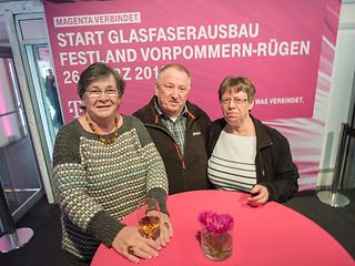 Gäste aus Klein-Kedingshagen Ingrid Heisch und ihre Nachbarn Werner und Gisela Peters. In Ihrer Straße startet der Ausbau.