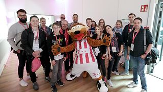 Ein Selfie mit dem heimlichen Star der Telekom Baskets: dem Maskottchen Bonnie.