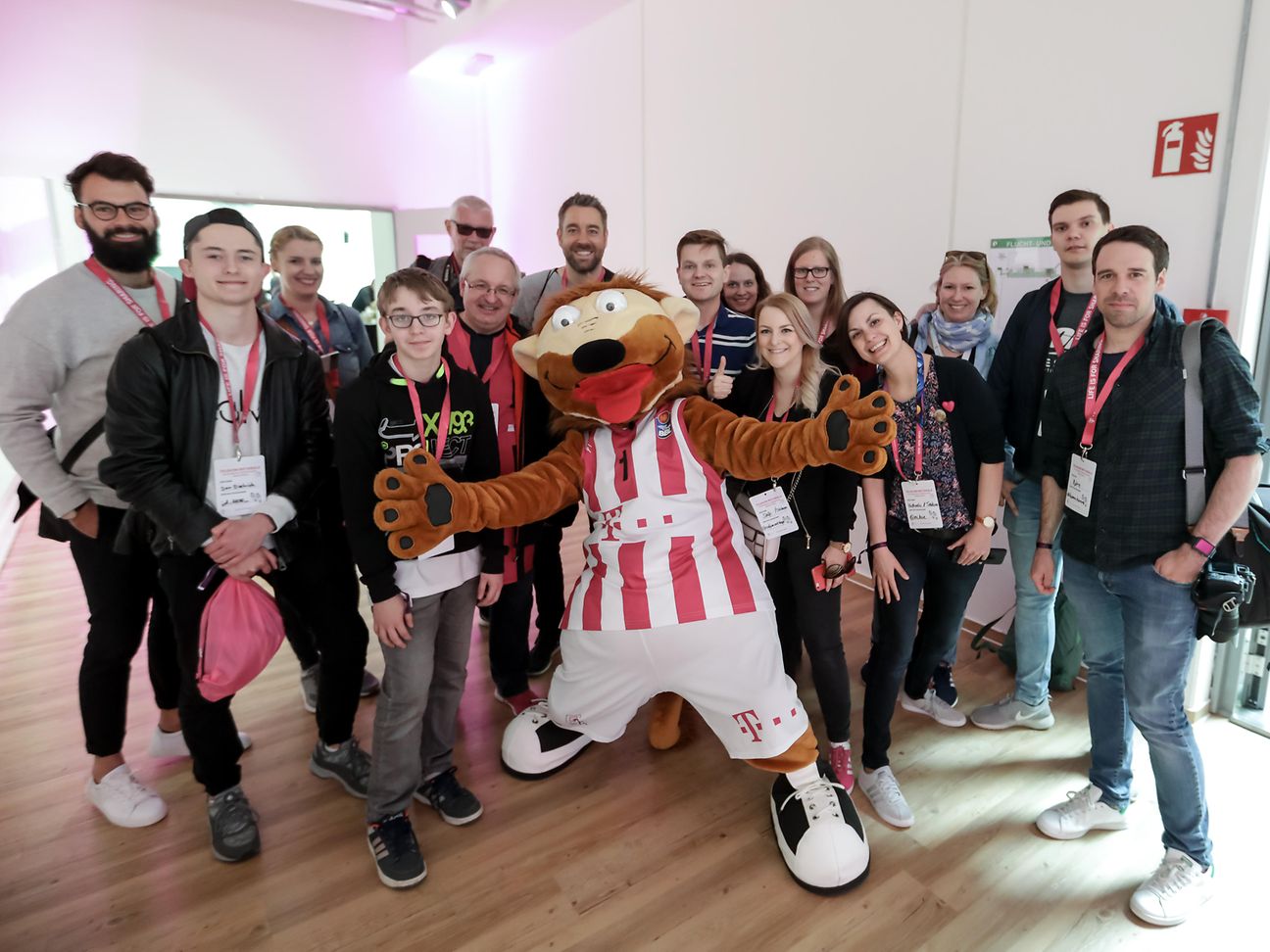 Ein Selfie mit dem heimlichen Star der Telekom Baskets: dem Maskottchen Bonnie.