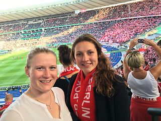 Lene Krüger und Katja Buchheim-Dieckow im Stadion.