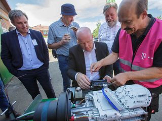 Laars Gerstenkorn, Samtgemeindebürgermeister Scharnebeck lernt das Glasfaserspleißen bei Telekom-Monteur Rainer Knesebeck.