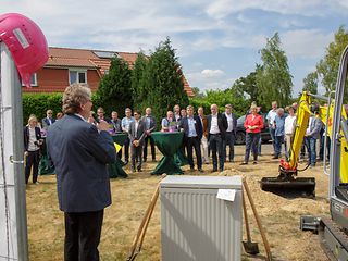 Landrat Manfred Nahrstedt begrüßt rund 30 Gäste zum offiziellen Baustart.