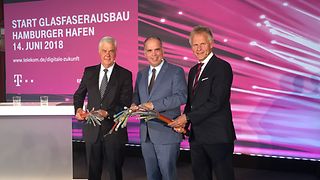 Kickoff for fiber-optic rollout in the business parks in the port of Hamburg.