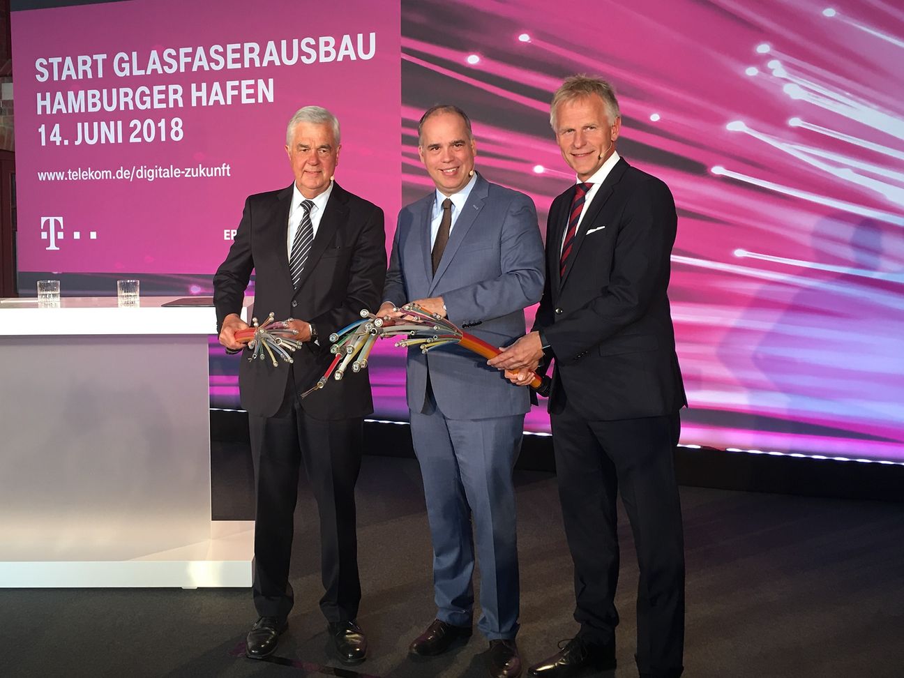 Kickoff for fiber-optic rollout in the business parks in the port of Hamburg.