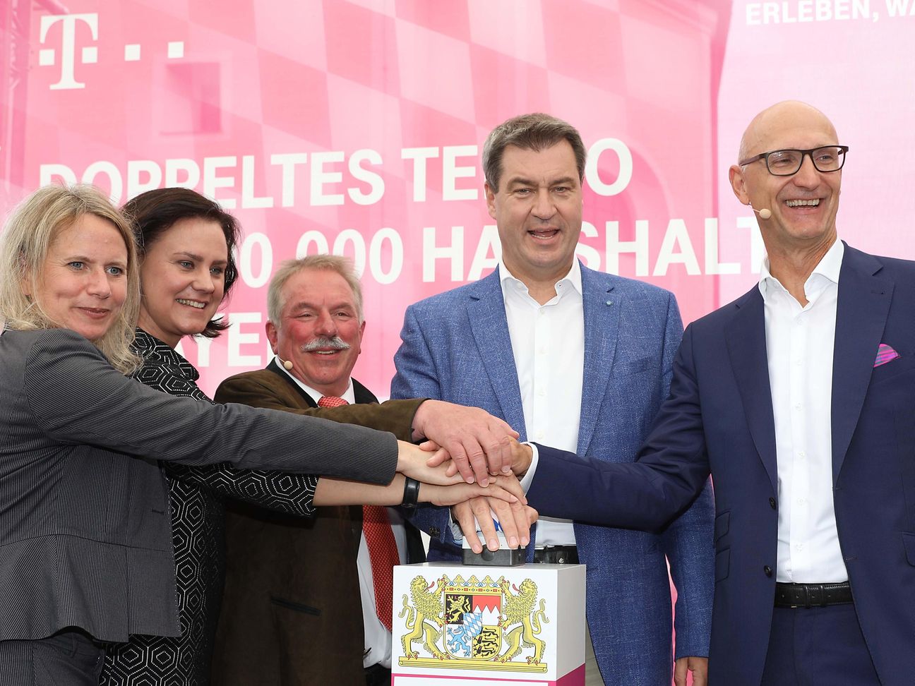 v. r. n. l. Tim Höttges, Markus Söder, Walter Bleimaier, Ute Eiling-Hütig und Vesta von Bossel.
