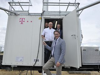 Technik-Chef Goldenits zeigt Minister Scheuer die Technik des Sendemastes