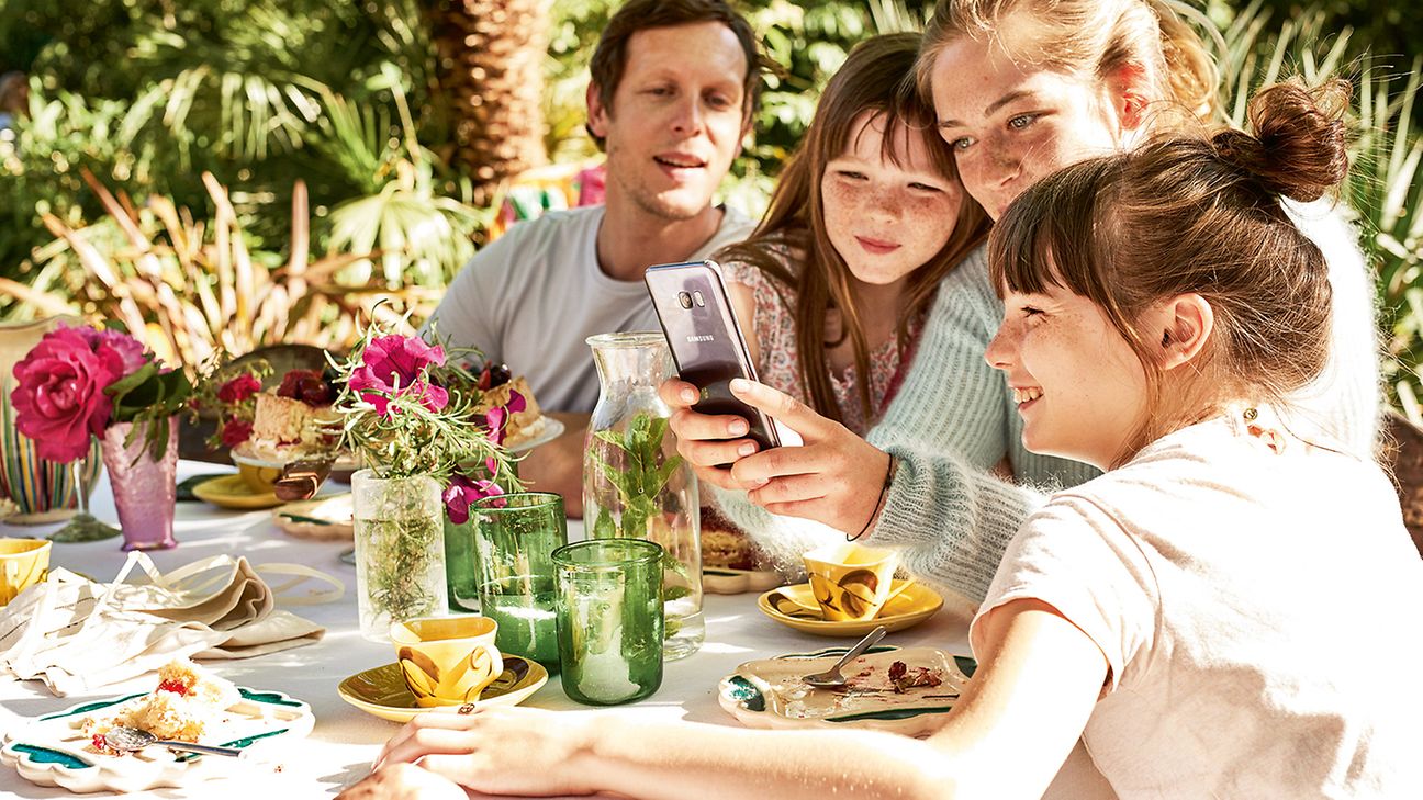 Familie vor dem Smartphone