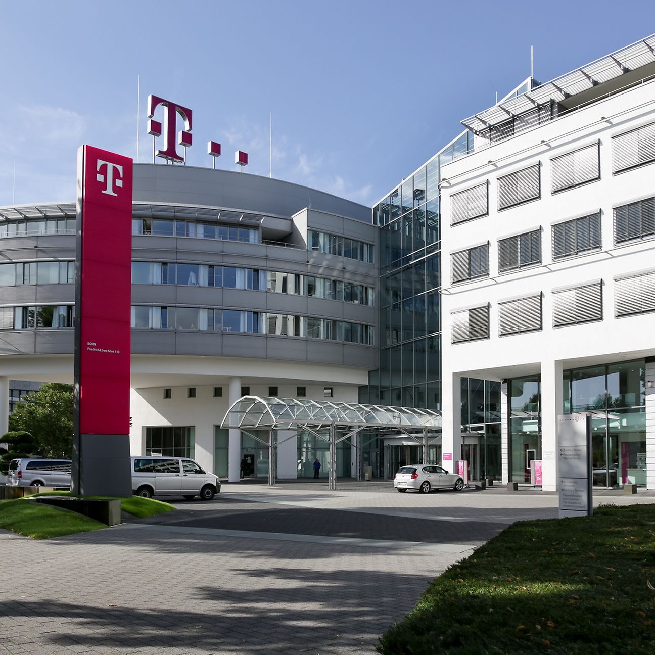 Blick auf den Eingangsbereich der Telekom Zentrale in Bonn