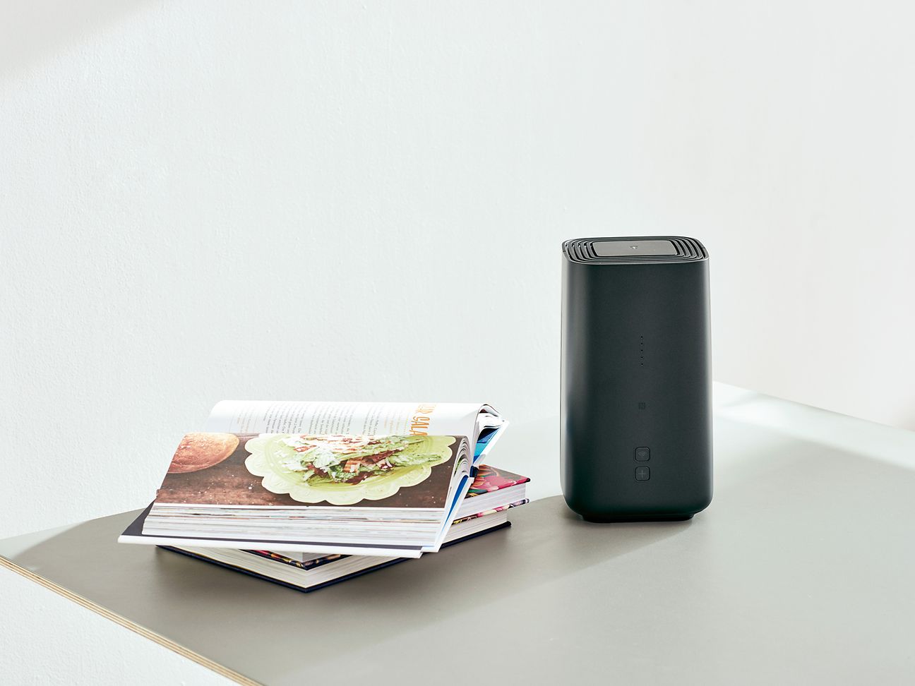 Router Speedport Pro auf Regal mit Büchern