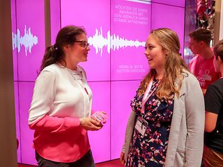 Caroline Clemens (left) explains the SpeechID to Julia Schubert.