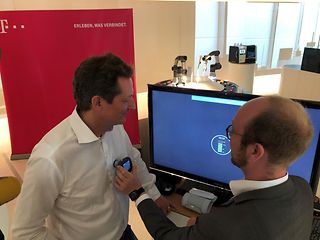 Henning Koch (r.) untersucht Dr. Eckart von Hirschhausen mit einem telemedizinischen Gerät. 