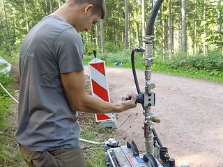 Mit 16 bar Luftdruck werden die Glasfaser in das Fernkabel geschoben