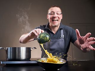 Telekom Manager Andreas Stork serviert schwungvoll Suppe mit der Schöpfkelle.
