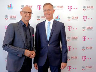 Dr. Gerd Landsberg, Hauptgeschäftsführer DStGB, und Timotheus Höttges, Vorstandsvorsitzender Telekom