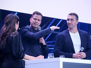 Linda Zervakis, Oliver Bierhoff (Mitte) und Wladimir Klitschko in der Diskussion.