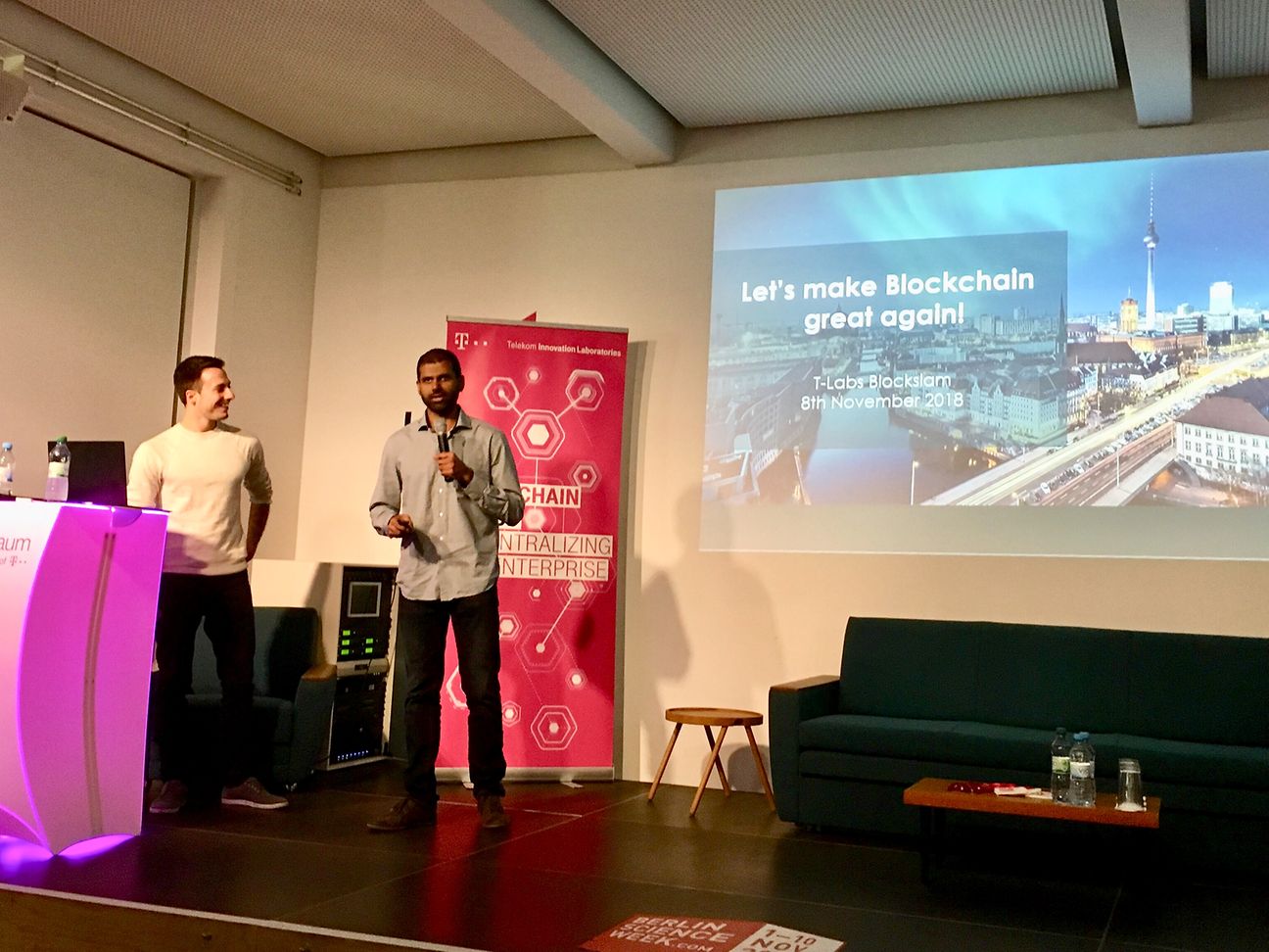 Die Gewinner des Blockslam stellten die Idee der „Tweetchain“ für den US Präsidenten vor. 