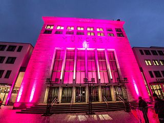 Wappenhalle von außen im Abendlicht