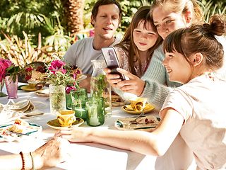 Familie vor dem Smartphone