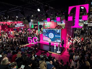 Voll besetzter Telekom-Messestand während der Pressekonferenz zum MWC Barcelona 2019.