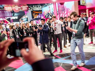 Visitors of the MWC 2019 experiencing a new smartphone game.