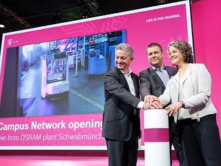 MWC 2019: Adel Al-Saleh (left), Stefan Fritz (center) and Claudia Nemat put the new Campus network into operation.