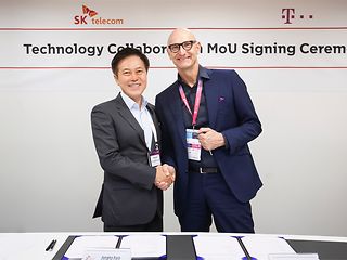 Telekom-Chef Tim Höttges und Park Jung-ho, CEO und Präsident von SK Telecom