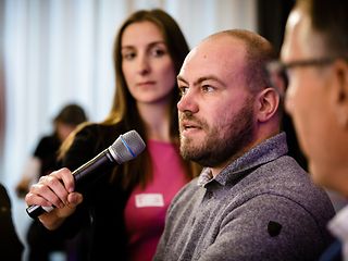 Das Publikum beteiligt sich lebhaft an der Diskussion.