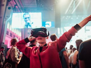 Zuschauerin mit VR-Brille