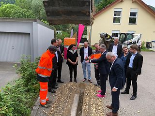 Ein schmaler Schlitz, der nach dem Verlegen der Kabel mit flüssigem Beton und Asphalt verdichtet und geschlossen wird.